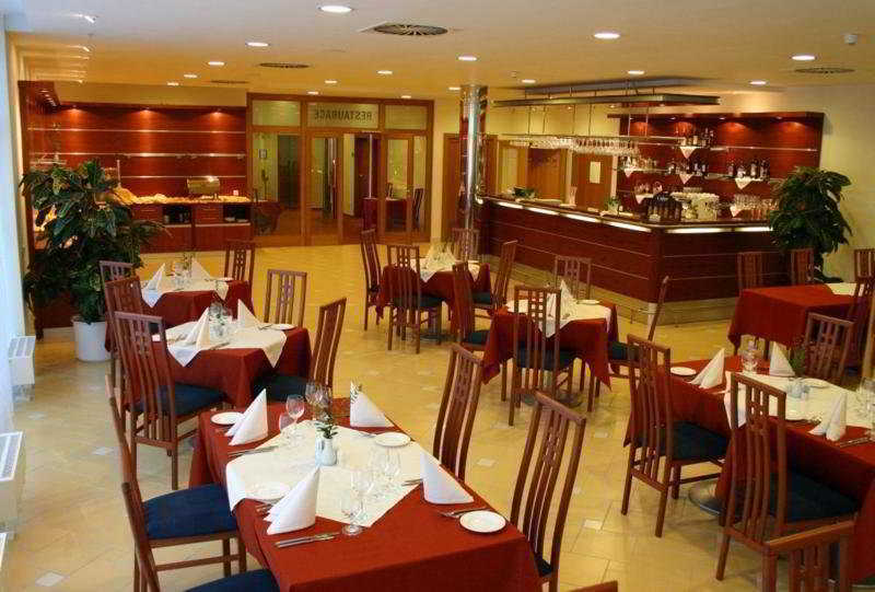 Ramada Airport Hotel Praga Restaurante foto
