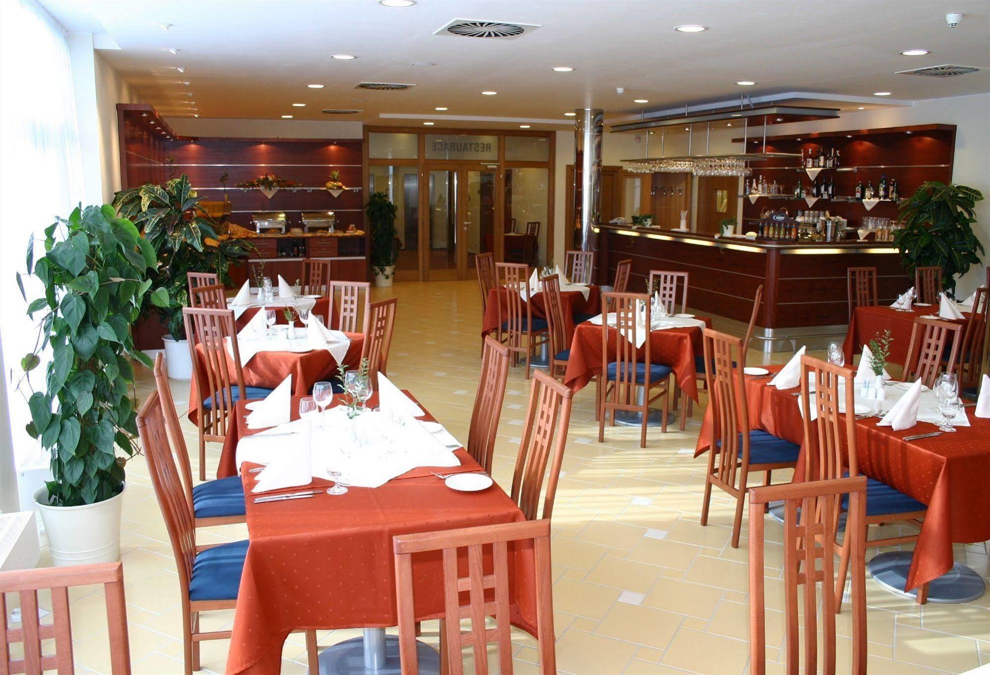 Ramada Airport Hotel Praga Restaurante foto