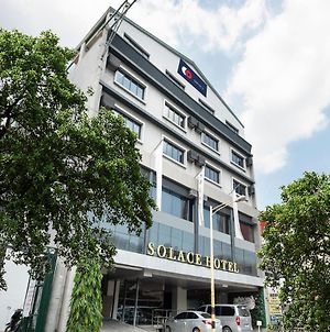 Solace Hotel Manila Exterior photo