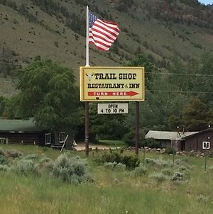 Trail Shop Inn Wapiti Exterior photo