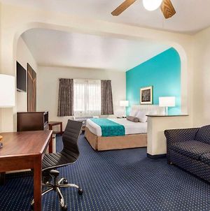 Howard Johnson By Wyndham San Antonio Hotel & Suites Exterior photo