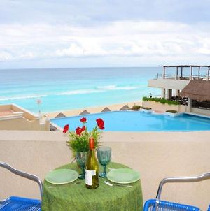 Ocean Front Suite, Balcony, Kitchen. Cancún Exterior photo
