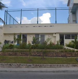 Brisas 10 Beachside Suites Cancún Exterior photo